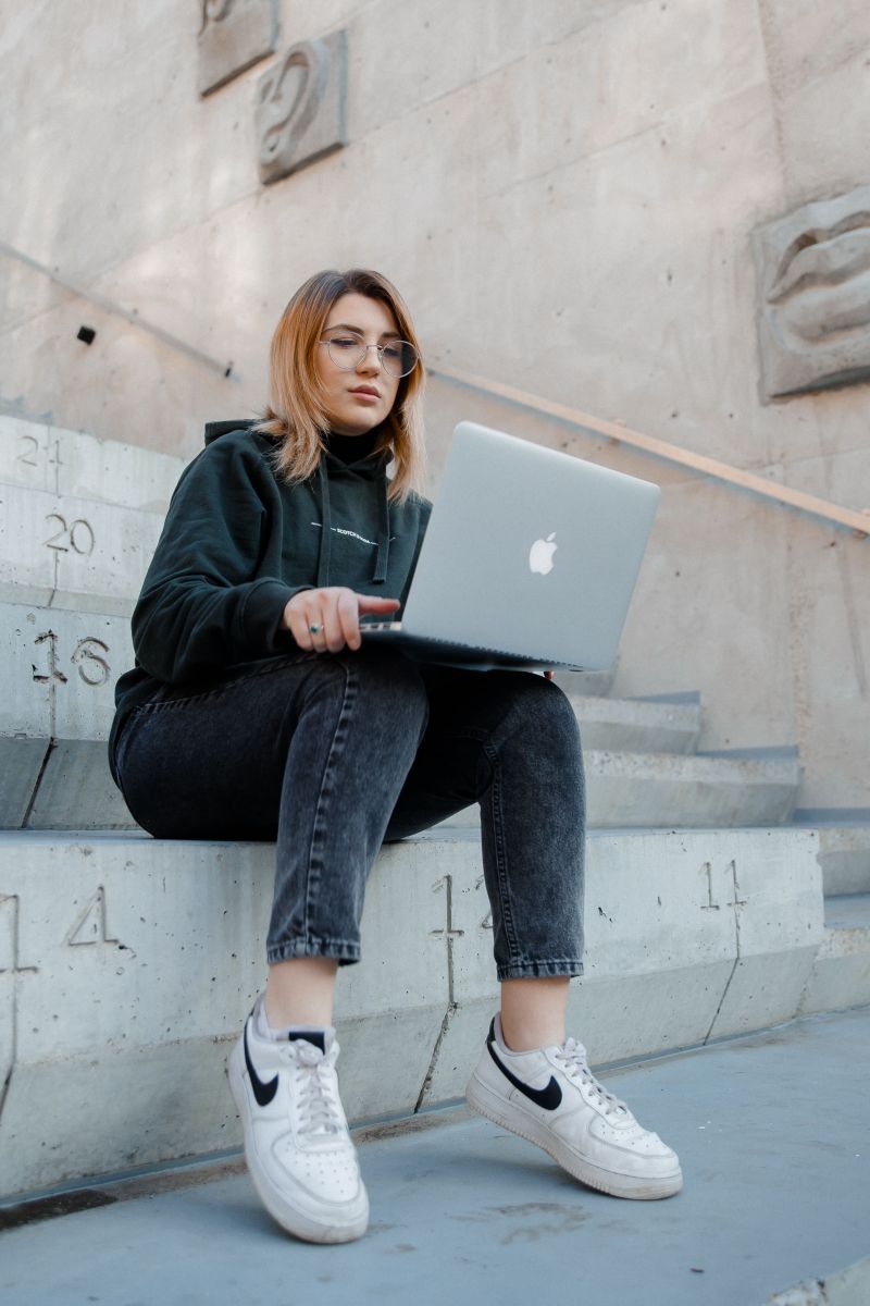 foto-devushki-s-makbukom