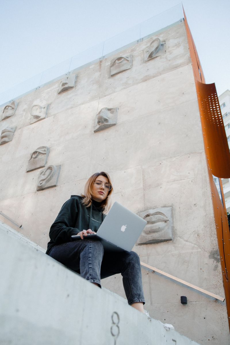 foto-devushki-na-stupenkakh-v-ochkakh