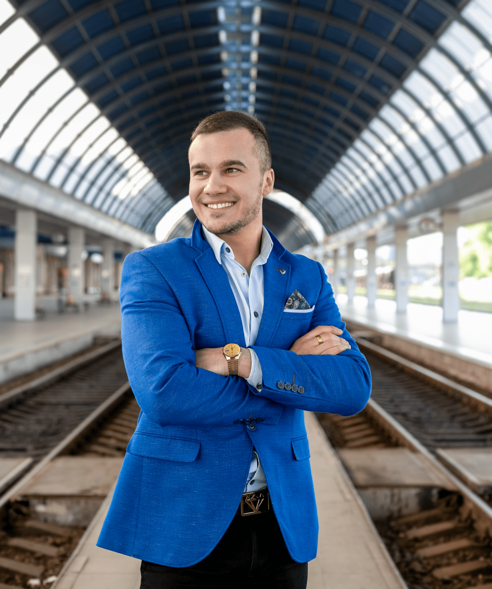 foto-delovogo-muzhchiny-u-zheleznoj-dorogi