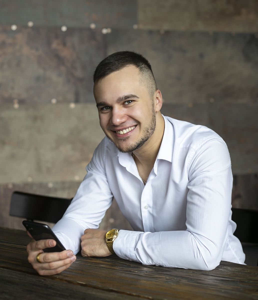 foto-delovogo-muzhchiny-v-rubashke