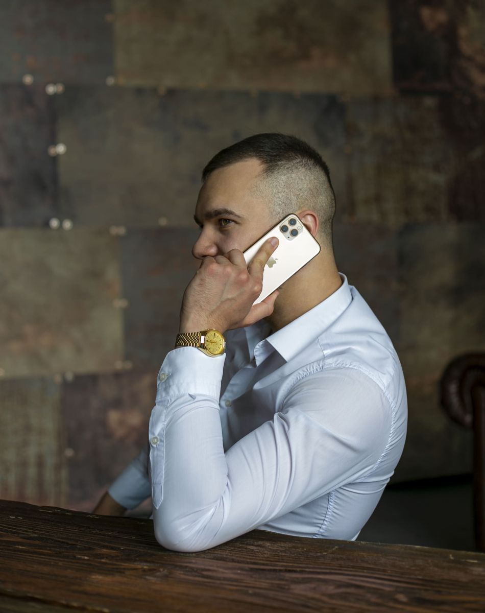 foto-delovogo-muzhchiny-s-telefonom