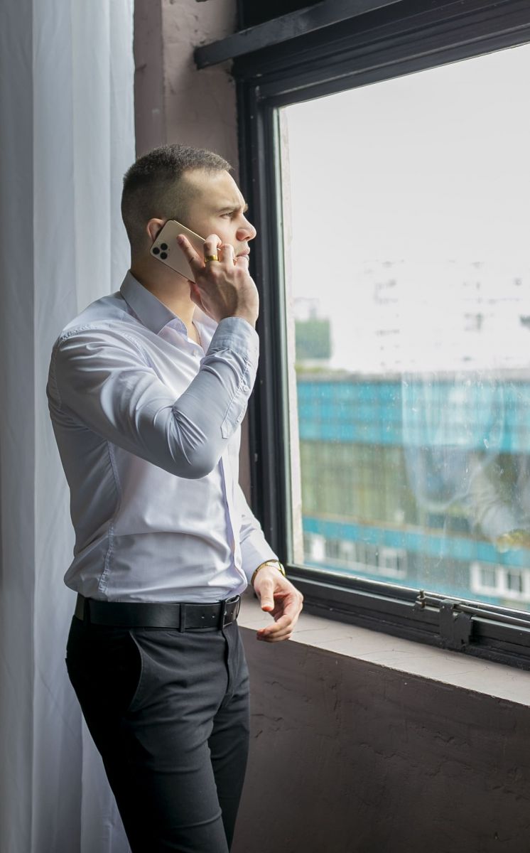 foto-delovogo-muzhchiny-u-okna