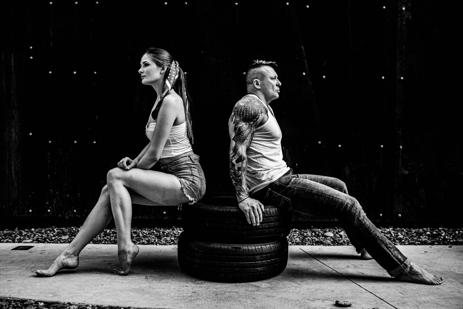 imidzhevaya-fotosemka-muzhchiny-i-zhenshhiny-na-pokryshke