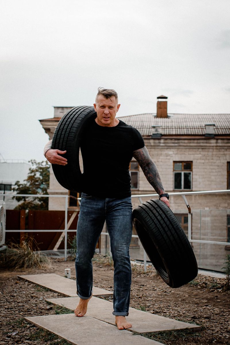 imidzhevaya-fotosemka-muzhchiny-s-pokryshkami