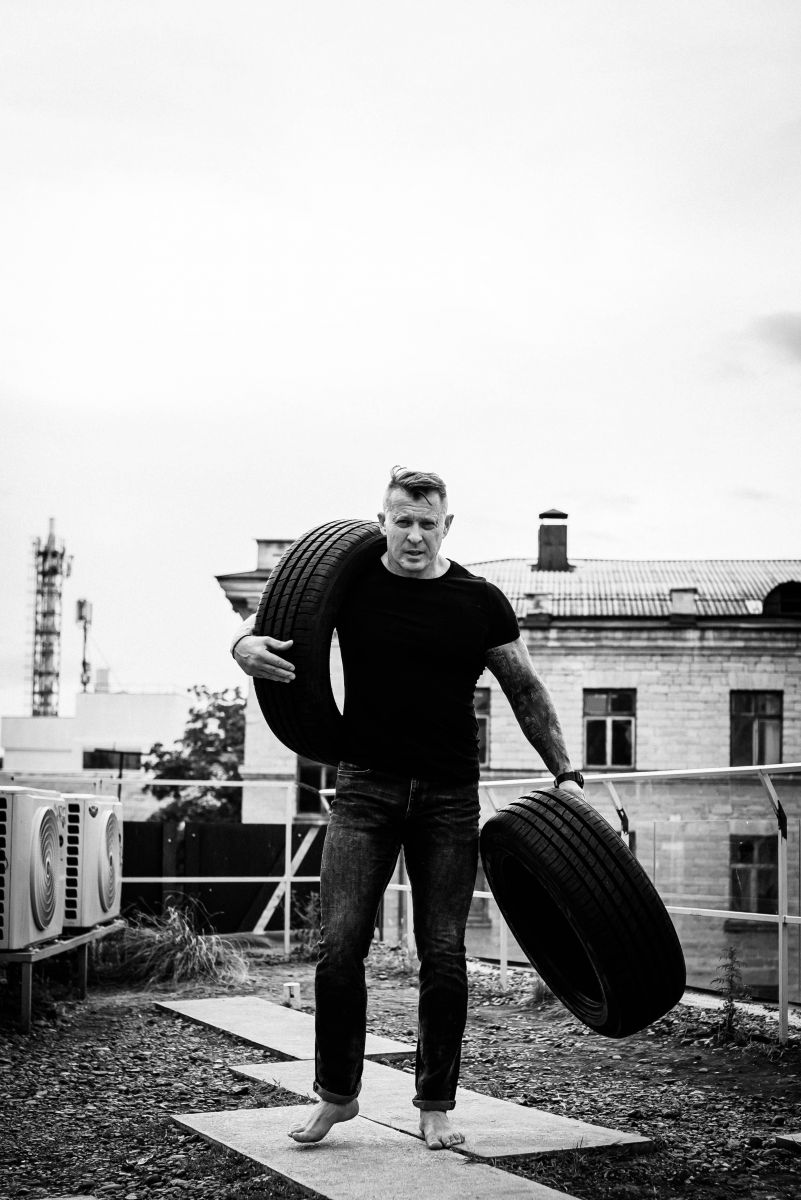 imidzhevaya-cherno-belaya-fotosemka-muzhchiny-s-pokryshkami