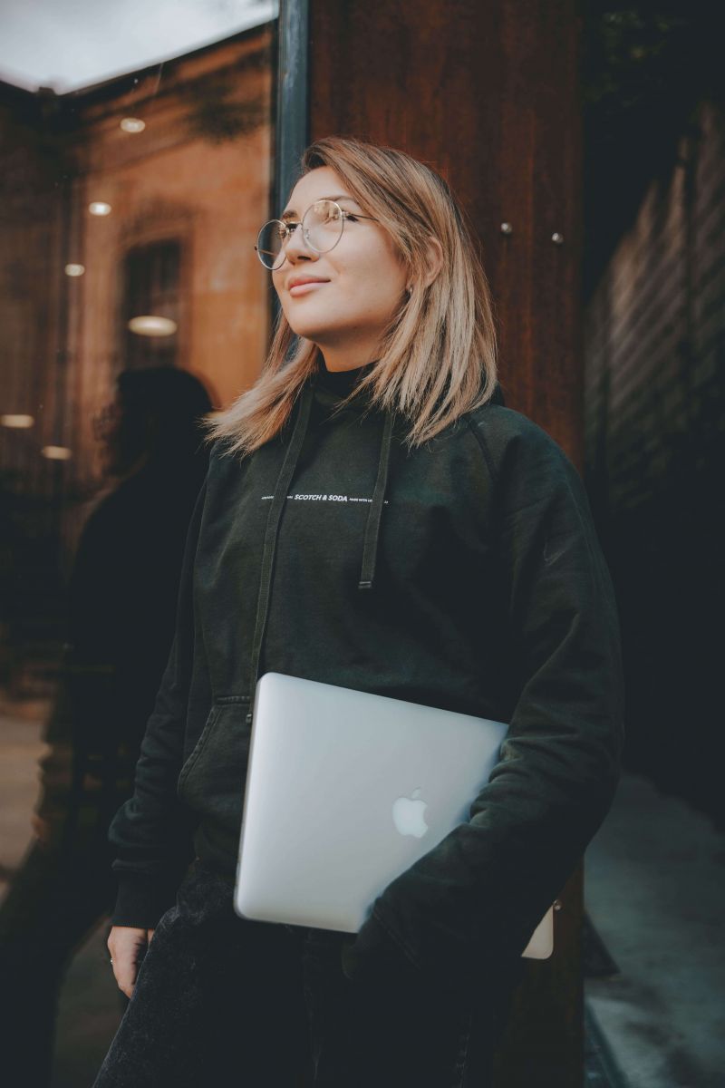 devushka-v-ochkakh-s-makbukom